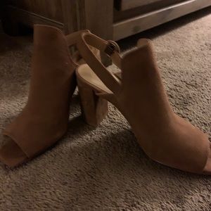 Banana Republic tan block heel sandal size 8